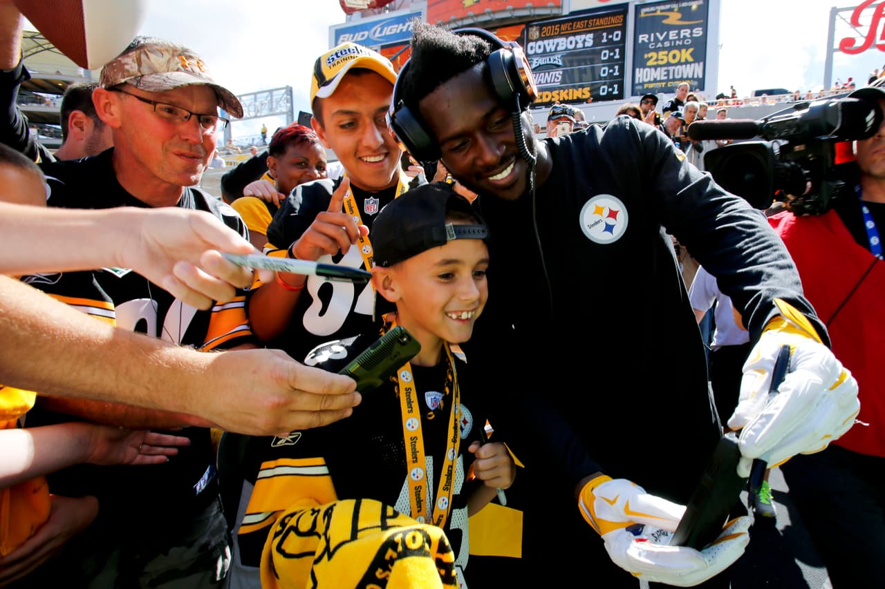 El receptor de los Steelers ANTONIO BROWN tuvo nueve atrapadas para 195 yardas con un touchdown. Brown, que ahora tiene 408 recepciones en su carrera, llegó a las 400 atrapadas en el juego 72 de su carrera. (Foto: AP-NFL).