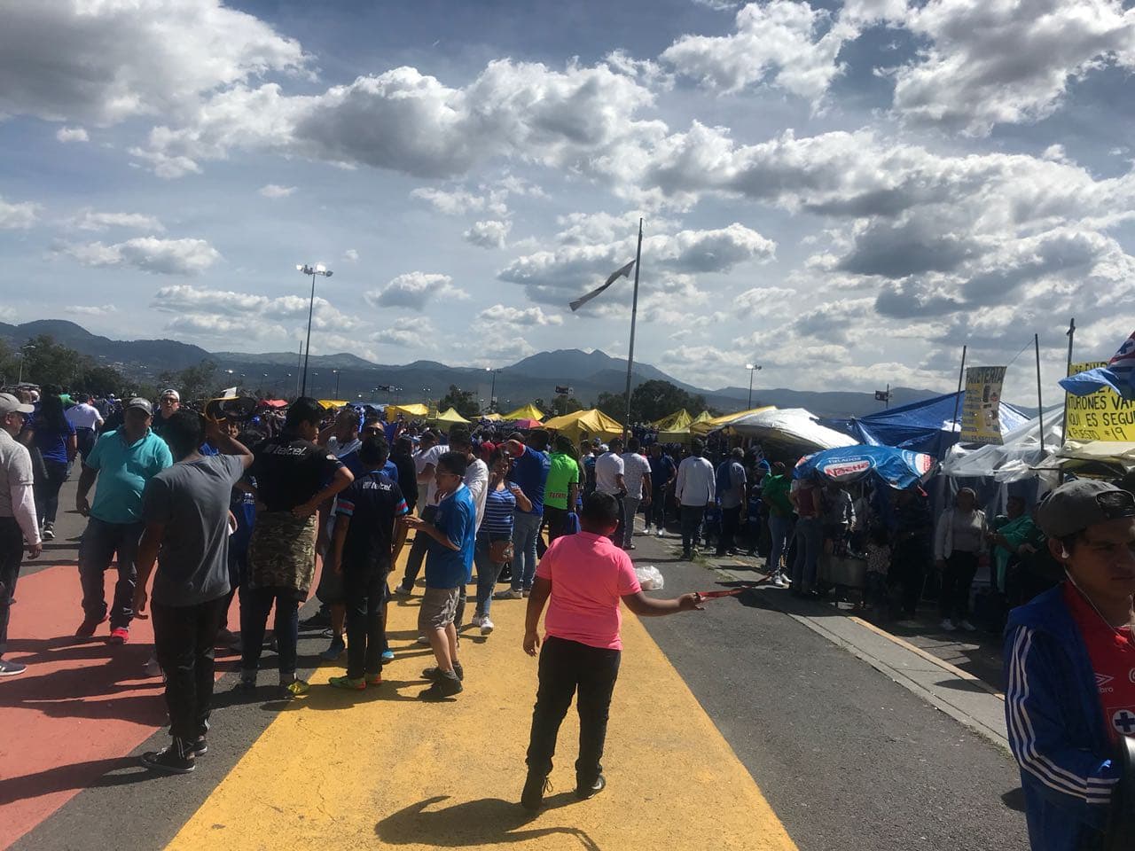 En los alrededores del Azteca cientos de aficionados se congregaron minutos antes de iniciar el juego contra Puebla.