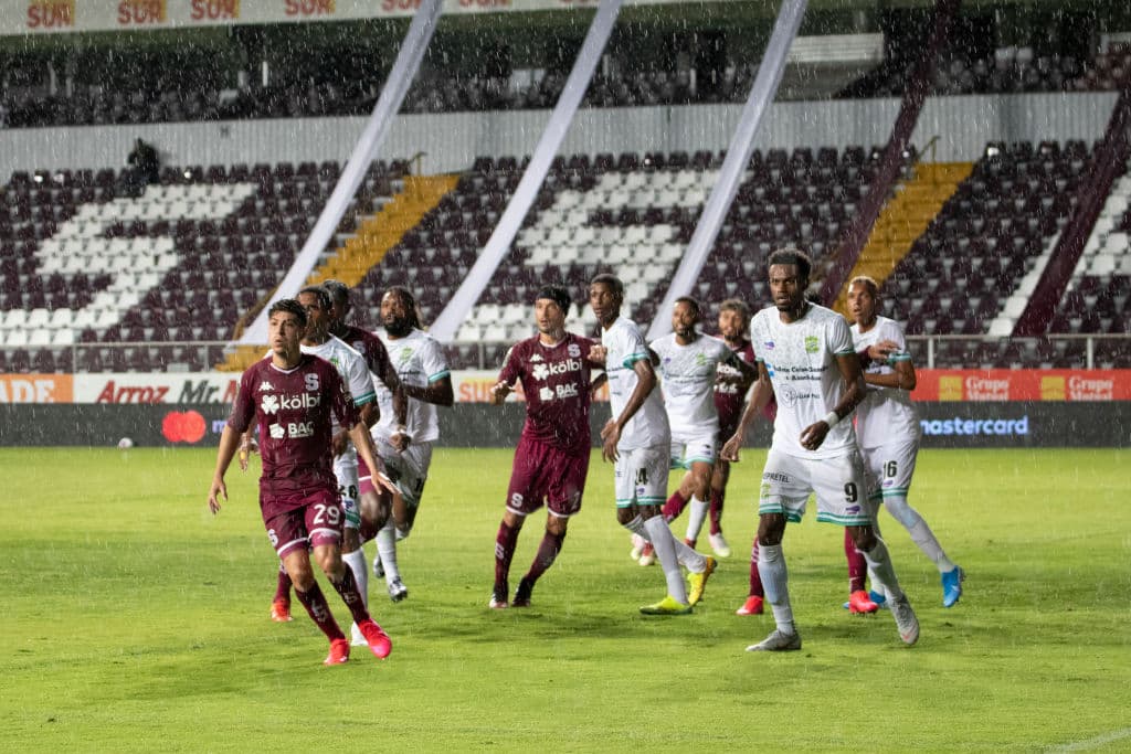En una feria de goles, Saprissa logra vencer 4-3 a Comunicaciones y toman una ligera ventaja en las semifinales de la Concacaf League.