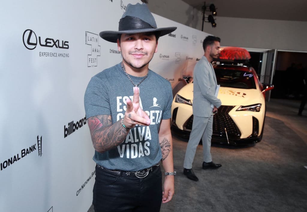 Los conductores le pregunteron si tiene tatuajes y si le gustaría estar con todo el cuerpo tatuado como en su video de 'Amor a primera vista'.