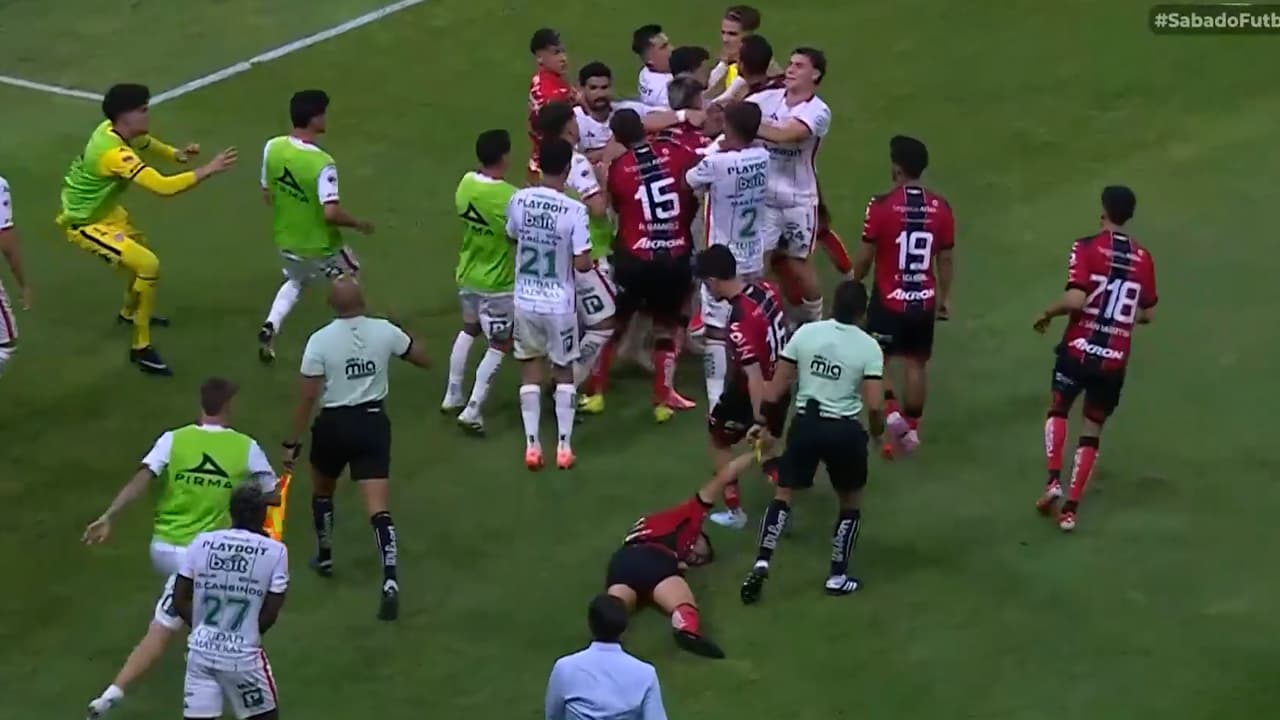 ¡Se calientan los ánimos en el juego del Necaxa!