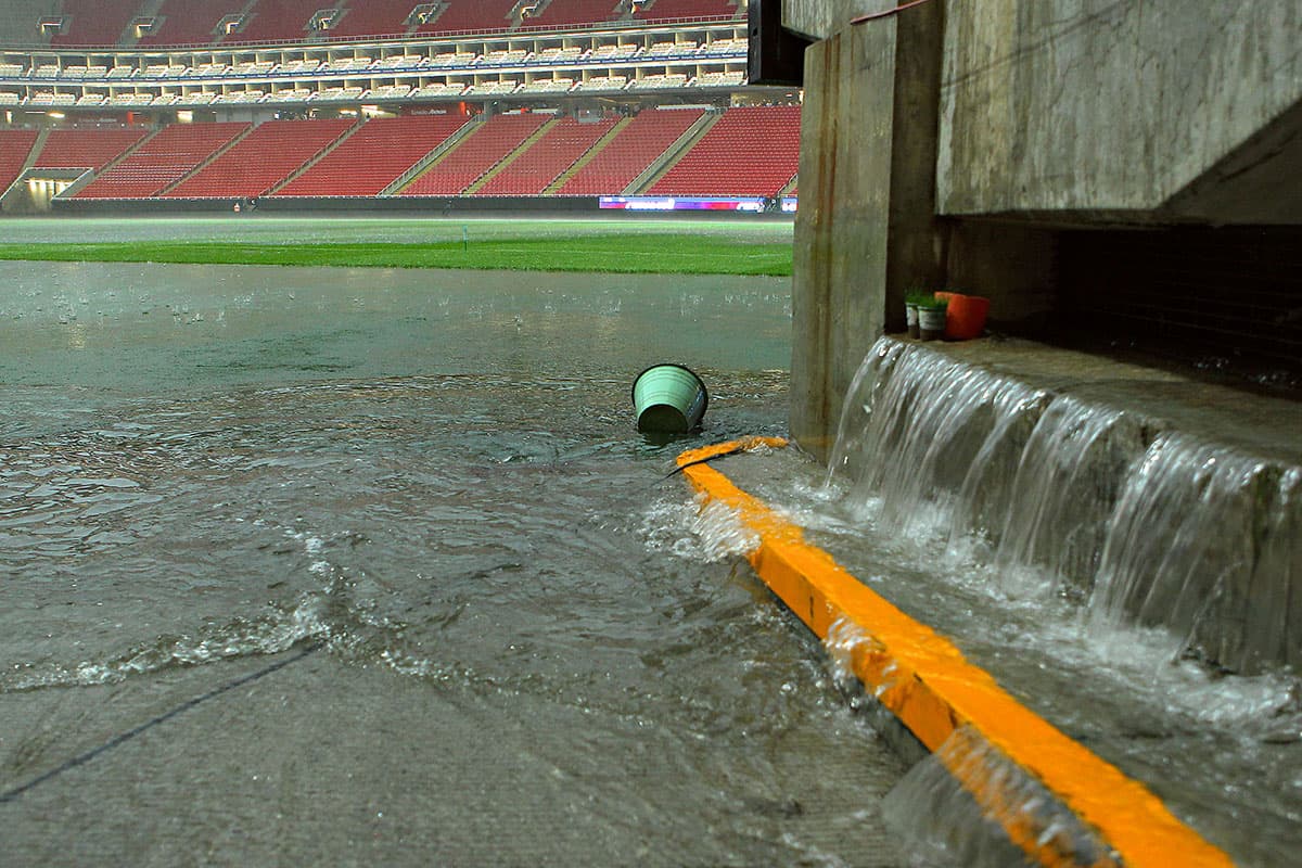 Inundación en el Estadio Akron de Guadalajara a pocos minutos de la hora oficial del juego entre Chivas y Cruz Azul por la jornada 2 del Apertura 2018 de la Liga MX.