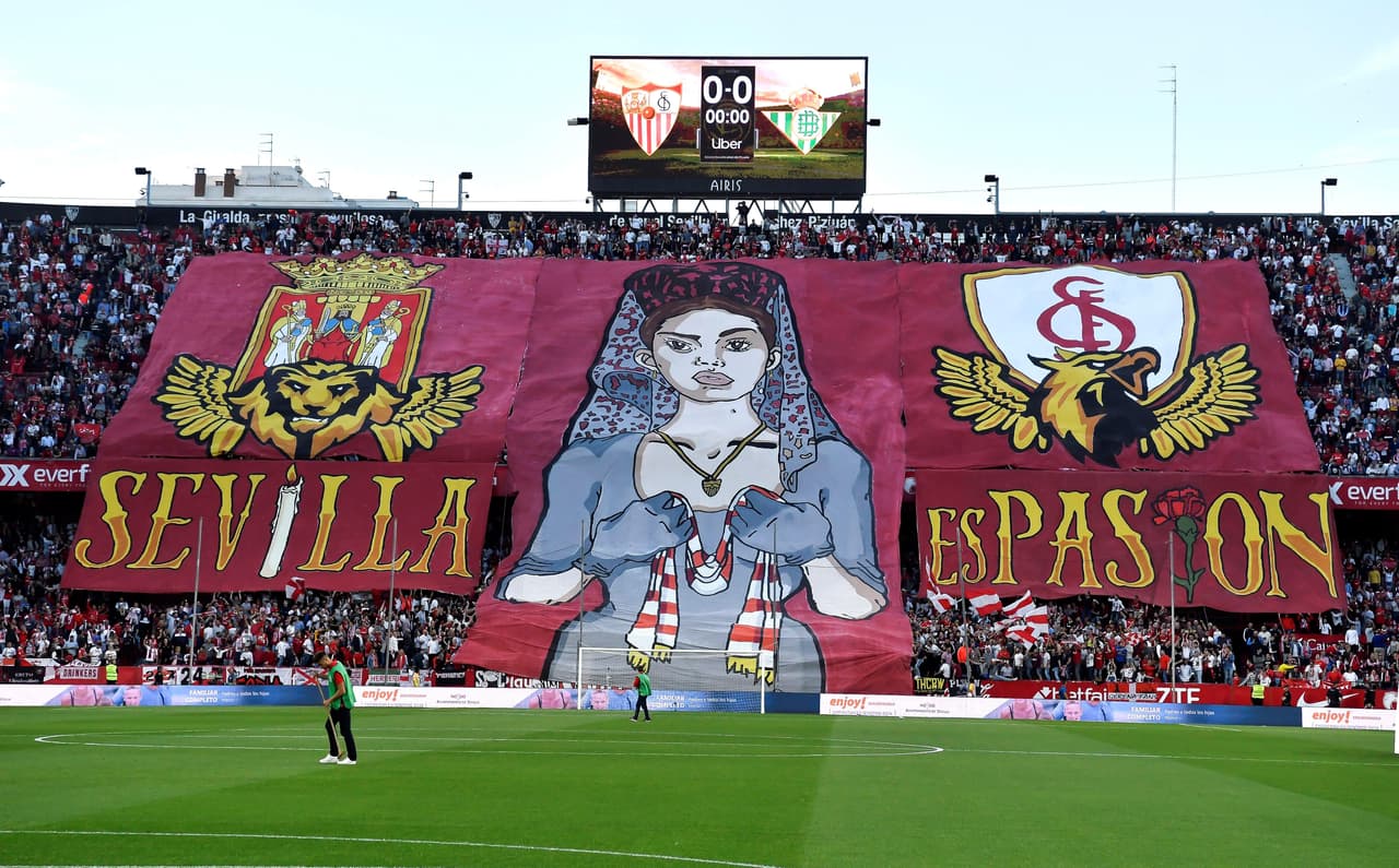 Los fanáticos del Sevilla desplegaron una pancarta gigante antes del comienzo del partido en el Estadio Sánchez-Pizjuán en Sevilla.