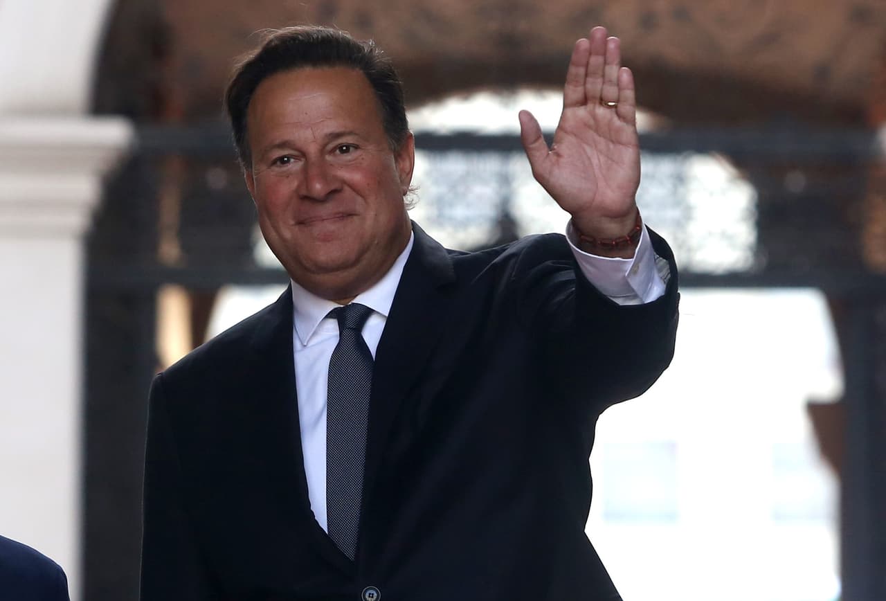Panama's President Juan Carlos Varela (R) waves next to her Chilean counterpart Michelle Bachelet as they pose at La Moneda presidential palace in Santiago, on April 25, 2017. President Varela is in a two-day official visit in the country. / AFP PHOTO / CLAUDIO REYES (Photo credit should read CLAUDIO REYES/AFP/Getty Images)