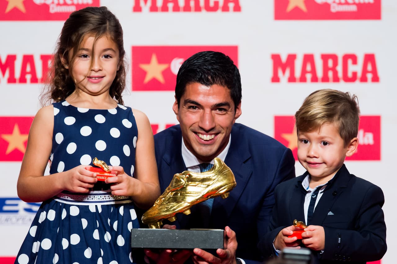 Luis Suarez junto a su hija Delfina (izq.) y su hijo Benjamin (der.).