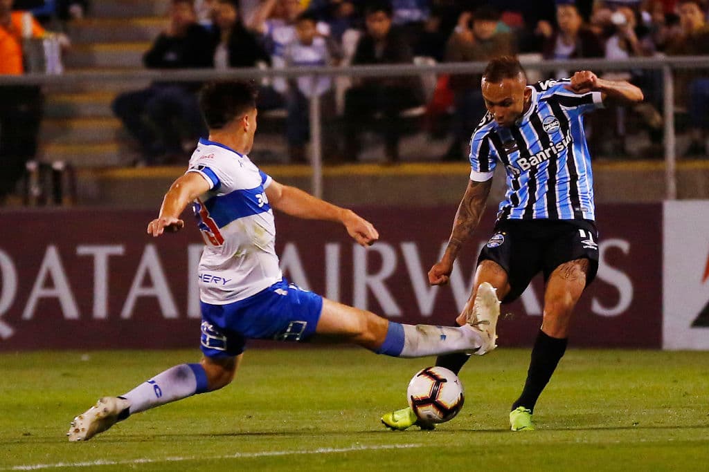 El jugador revelación de la Copa América, Everton Sousa Soares, está cerca de convertirse en atacante de los Gunners, según informa el rotativo The Sun. El Arsenal
<b> </b>ya tendría un acuerdo con el club brasileño Gremio, al que pagaría unos 40 millones de euros.