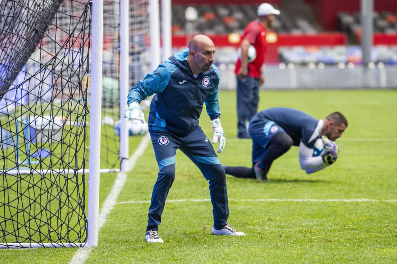 Óscar Pérez a punto de atajar el esférico.