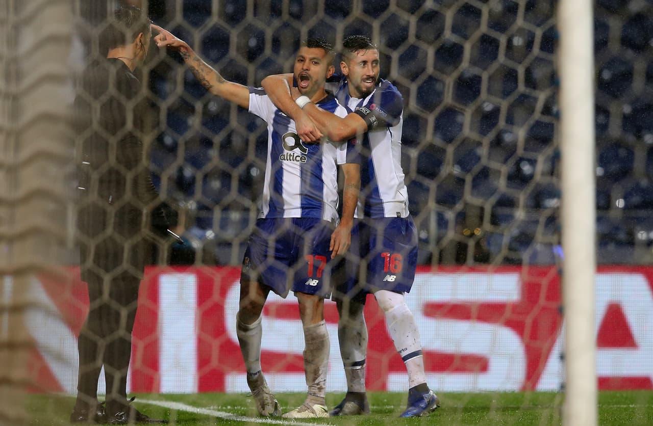 Héctor Herrera y Jesús Corona: este viernes, por la Liga NOS, los jugadores del Porto enfrentarán al C.D. Chaves en condición de visitante. Aunque la ventaja es amplia en la clasificación, el equipo llega de empatar con Sporting y quiere volver a sumar de a tres este viernes.