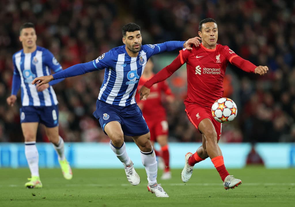 Con tantos de Thiago Alcántara y Mohamed Salah, el Liverpool camina a la victoria 2-0 sobre el Porto.