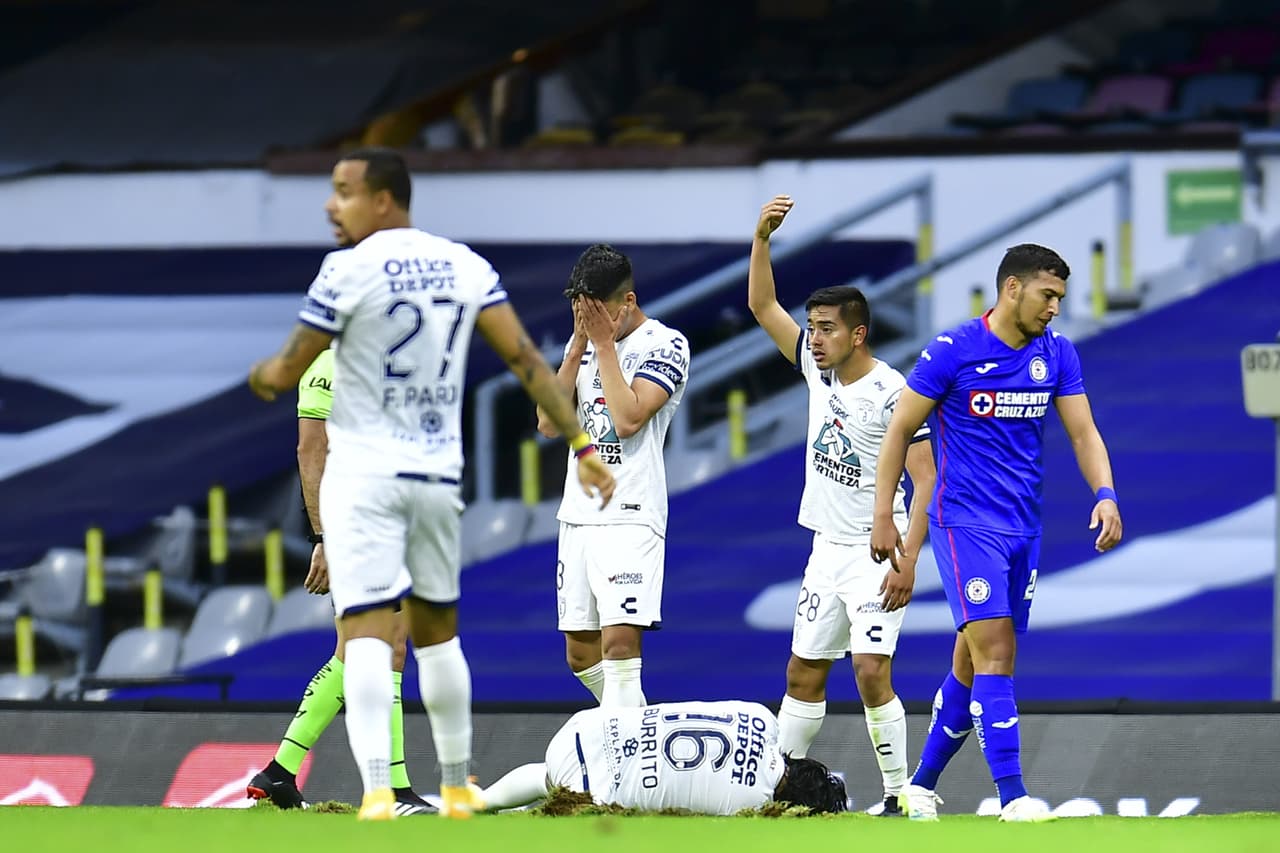 El Burrito Hernández sufre una aparatosa lesión por lo que debe abandonar el terreno de juego.