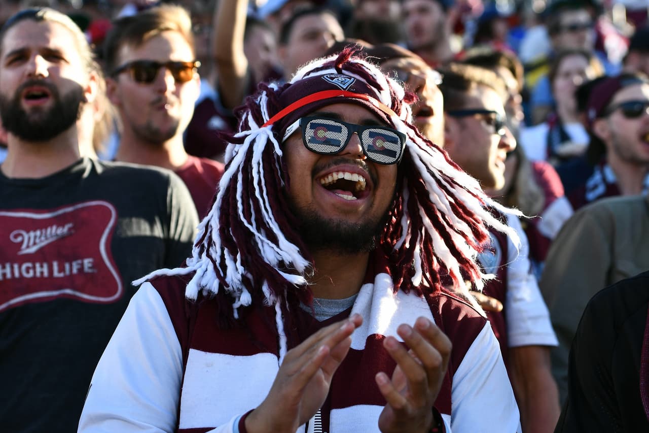 Un hincha multicolor de Colorado Rapids.