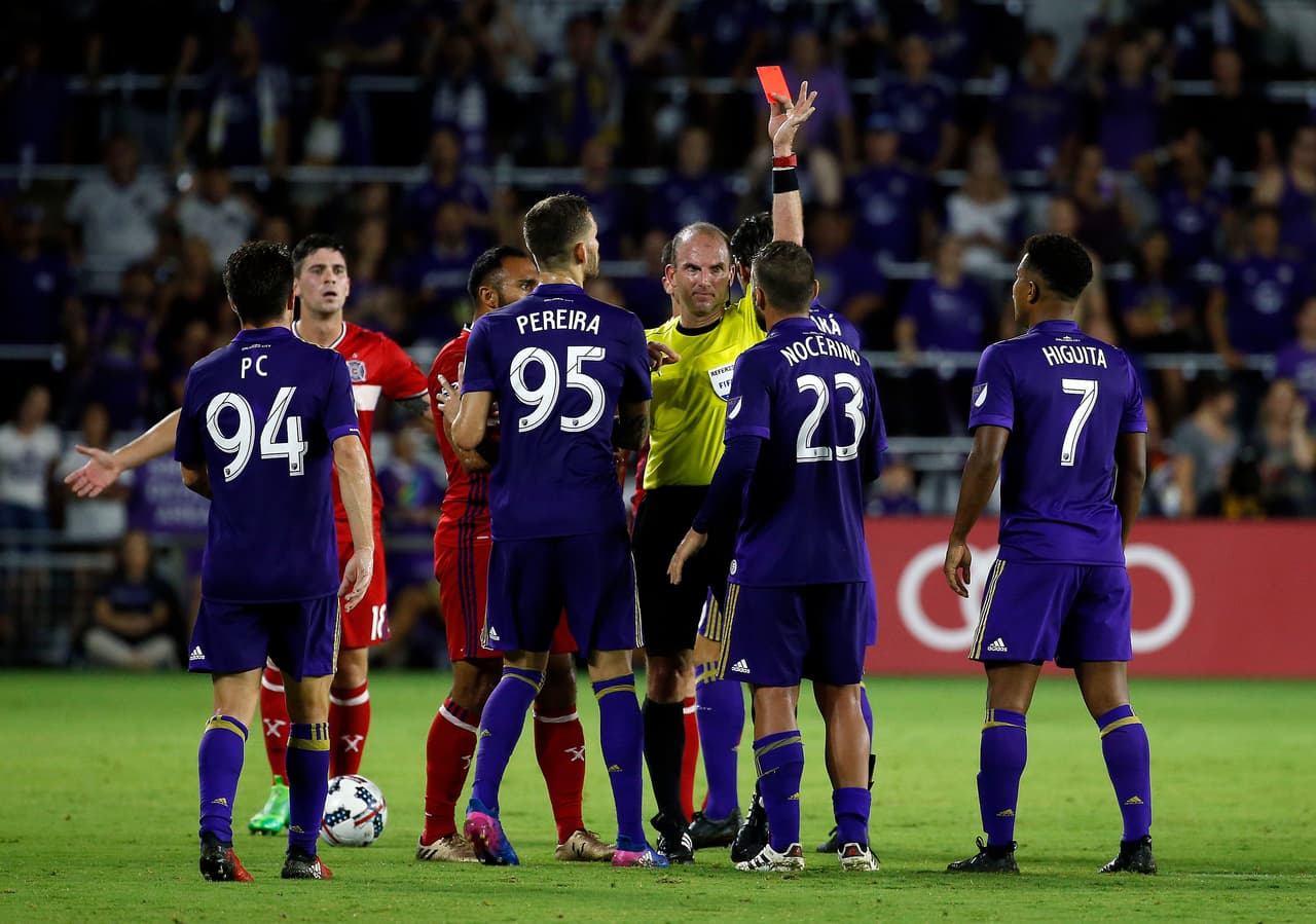 Tras recibir dos tarjetas rojas, Orlando rescató un empate ante a Chicago.
