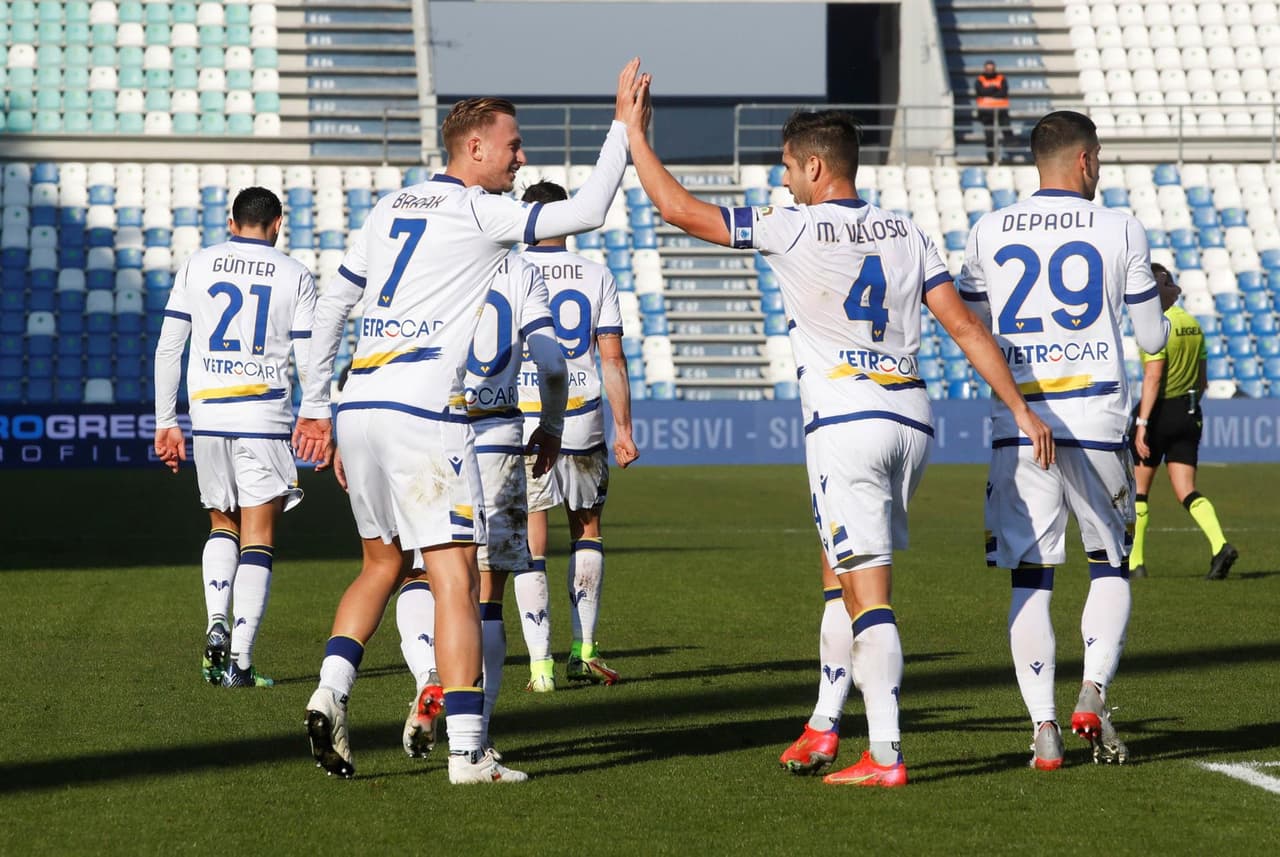 Hellas Verona golea a Sassuolo 4-2 durante la J22 en la Serie A. Antonin Barak se lució con hat-trick, y Gianluca Caprari sum´´o un tanto mas, mientras que para los locales, Scamacca y Defrel sumaron gol.
