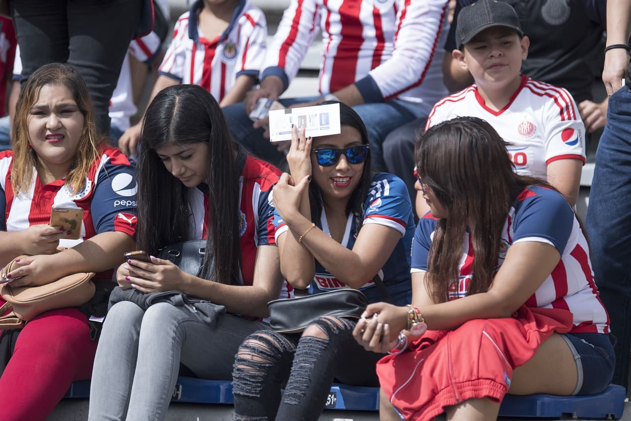 Los fanáticos de Chivas de Guadalajara se aferran aún a las opciones para meterse en la pelea por el título, entrando a los ocho mejores.