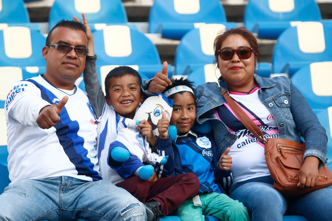 La afición poblana se da cita en el Estadio Cuauhtémoc.