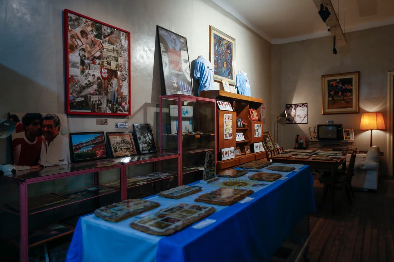 El museo contiene toda una generalidad de recuerdos personales de Maradona, exhibidos para el gusto de los fanáticos.