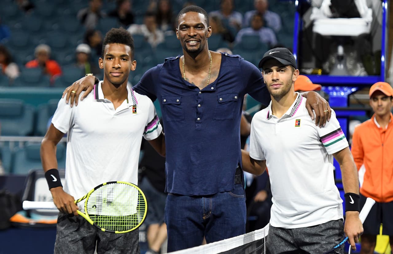 Antes de comenzar su partido, estuvo como invitado especial el exjugador del Miami Heat Chris Bosh, a quien le retiraron su jersey apenas hace unos días, aquí posando para la foto al lado de Felix Auger-Aliassime Borna Coric.