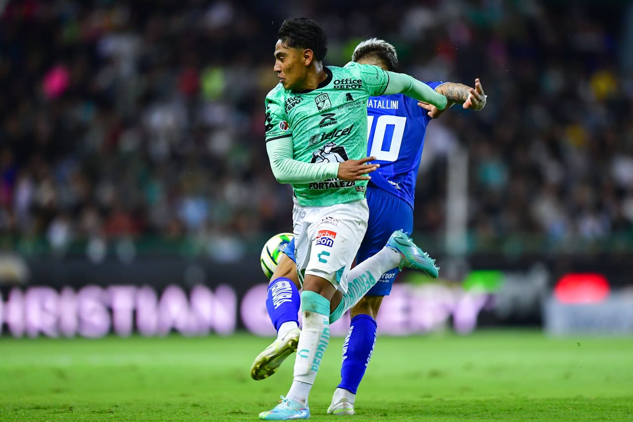 El León vino de atrás para derrotar al Necaxa y con ello sacar el primer triunfo del torneo.