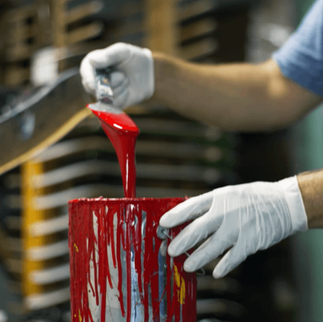 Después de que le extrajeron sangre del brazo, se mezcló con pintura roja que se usó para recubrir las 100 tablas de patinetas que se vendieron a $ 500 la pieza.