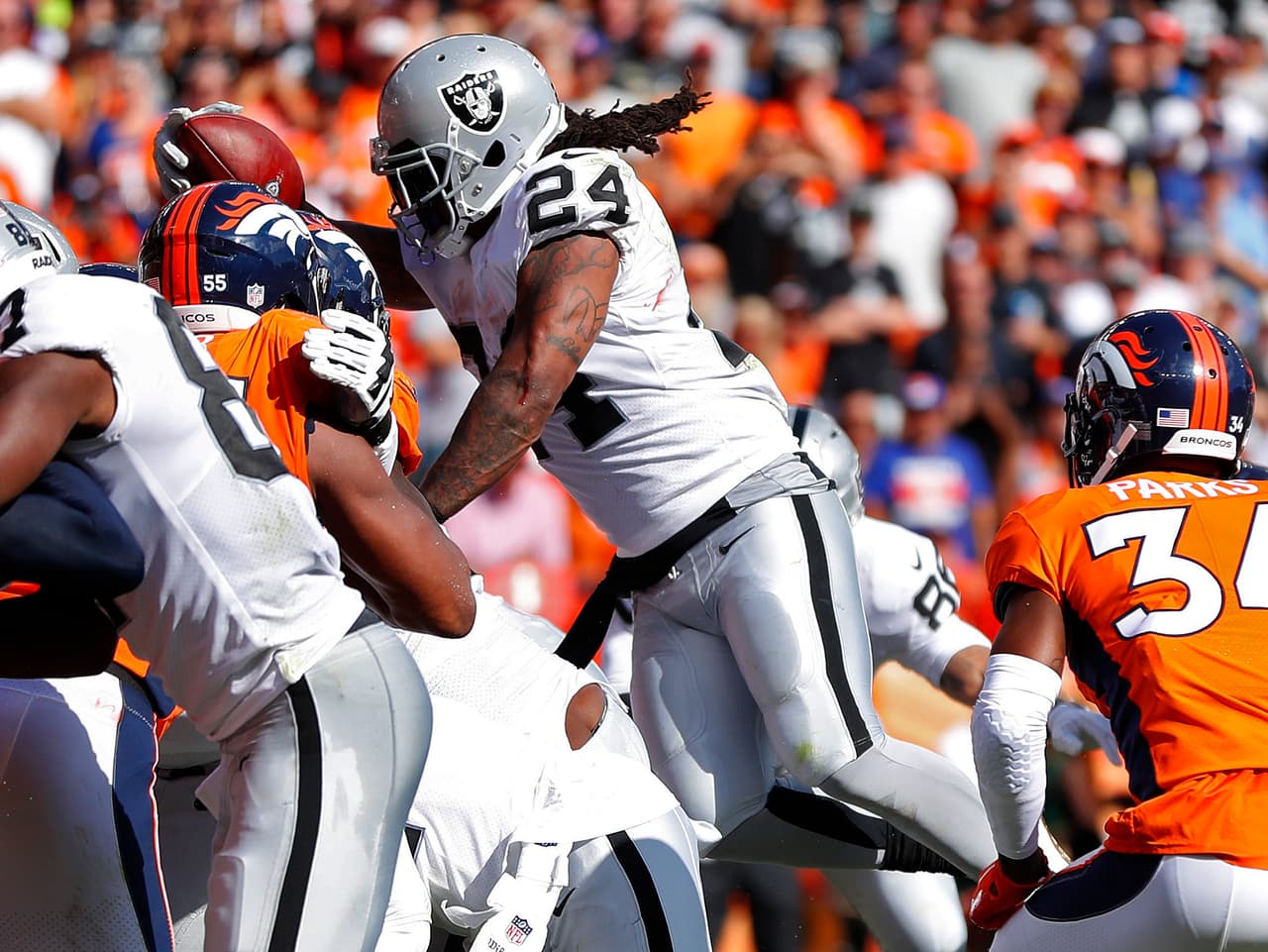 En el segundo cuarto Marshawn Lynch (24) saltó, superando la línea de golpeo y a los hombres de línea con un acarreo de una yarda que puso por delante a Oakland 12-0 antes del medio tiempo.