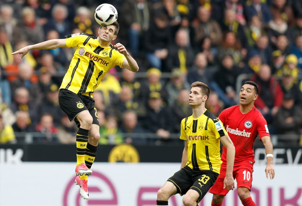 La intensidad del juego no paró y antes de los 30 minutos de juego, al 29', Marco Fabián (foto) igualó el marcador con un golazo.