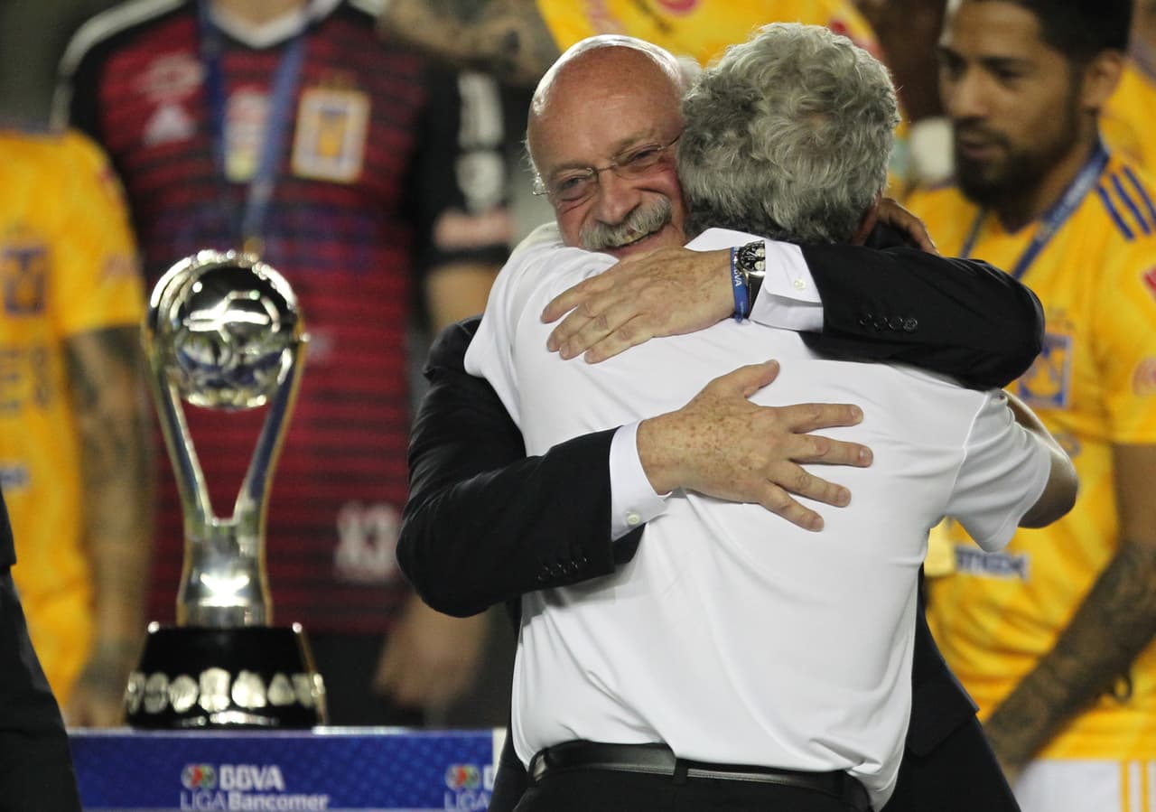 ¡Tigres se proclama Campeón del fútbol mexicano! Los felinos regiomontanos cosecharon su séptimo título de la Liga MX y se cuelan, aunque muchos se sigan negando a aceptarlo, entre los grandes del balompié azteca. Luego de superar en una Final de un solo gol a los Esmeraldas del León, así se dieron los festejos de los Tigres en patio ajeno, imágenes para el recuerdo y que hay que darse un tiempo para echarles un ojo, sobre todo la fiel afición de los felinos regios.