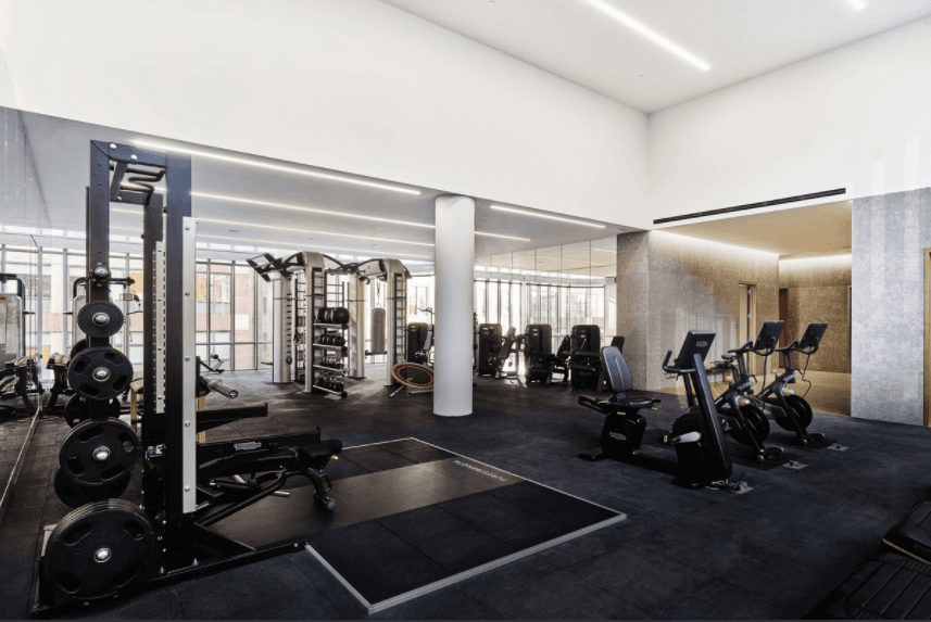 Y un gimnasio con estudio de yoga, sauna y baño de vapor