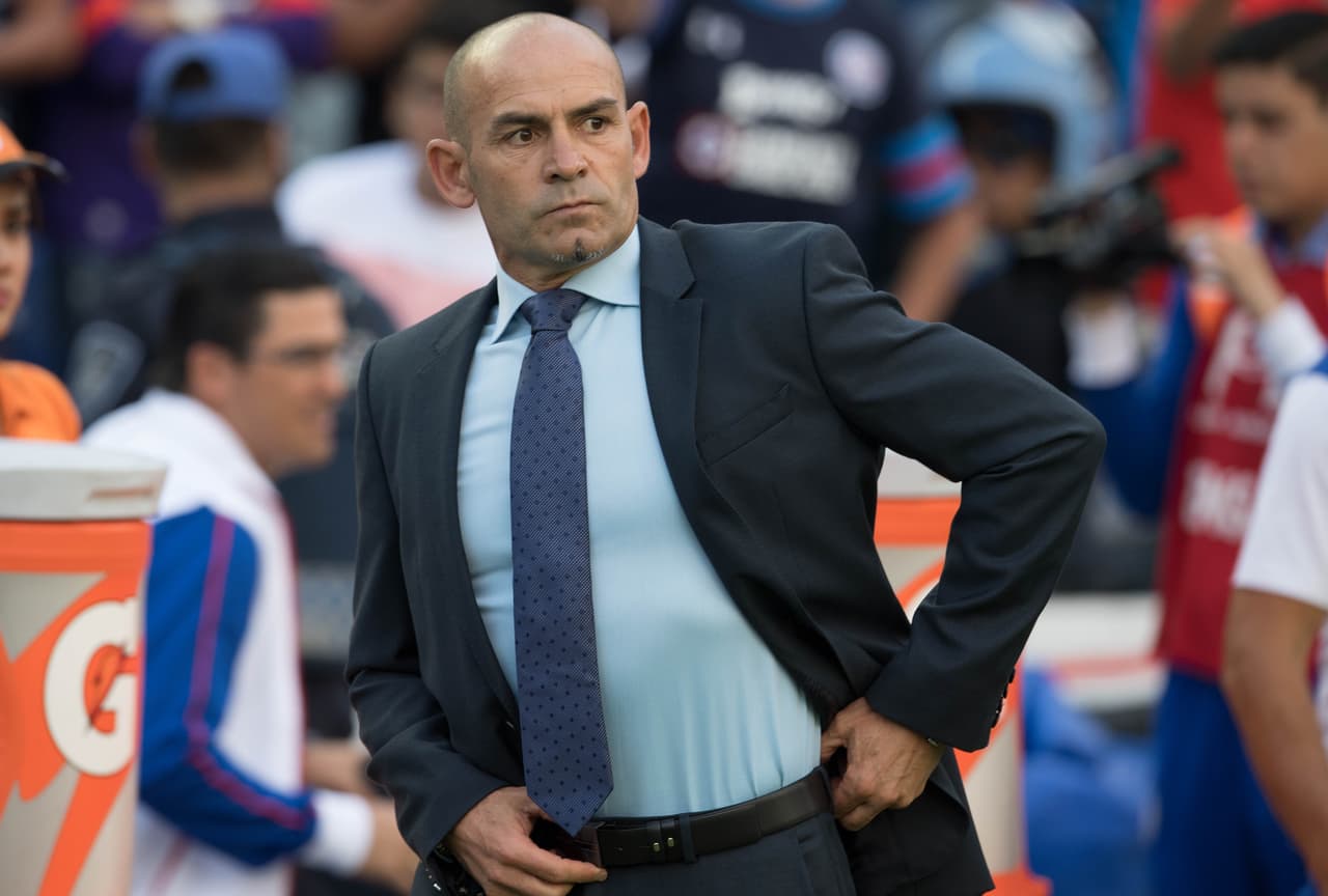 Jémez, un técnico con cierto cartel en España, fue llamado por el Cruz Azul para ayudarlo a recuperar protagonismo en el balompié local y hasta le reforzaron al equipo, pero no contaba que su plantilla carga con todo el peso del pasado reciente.