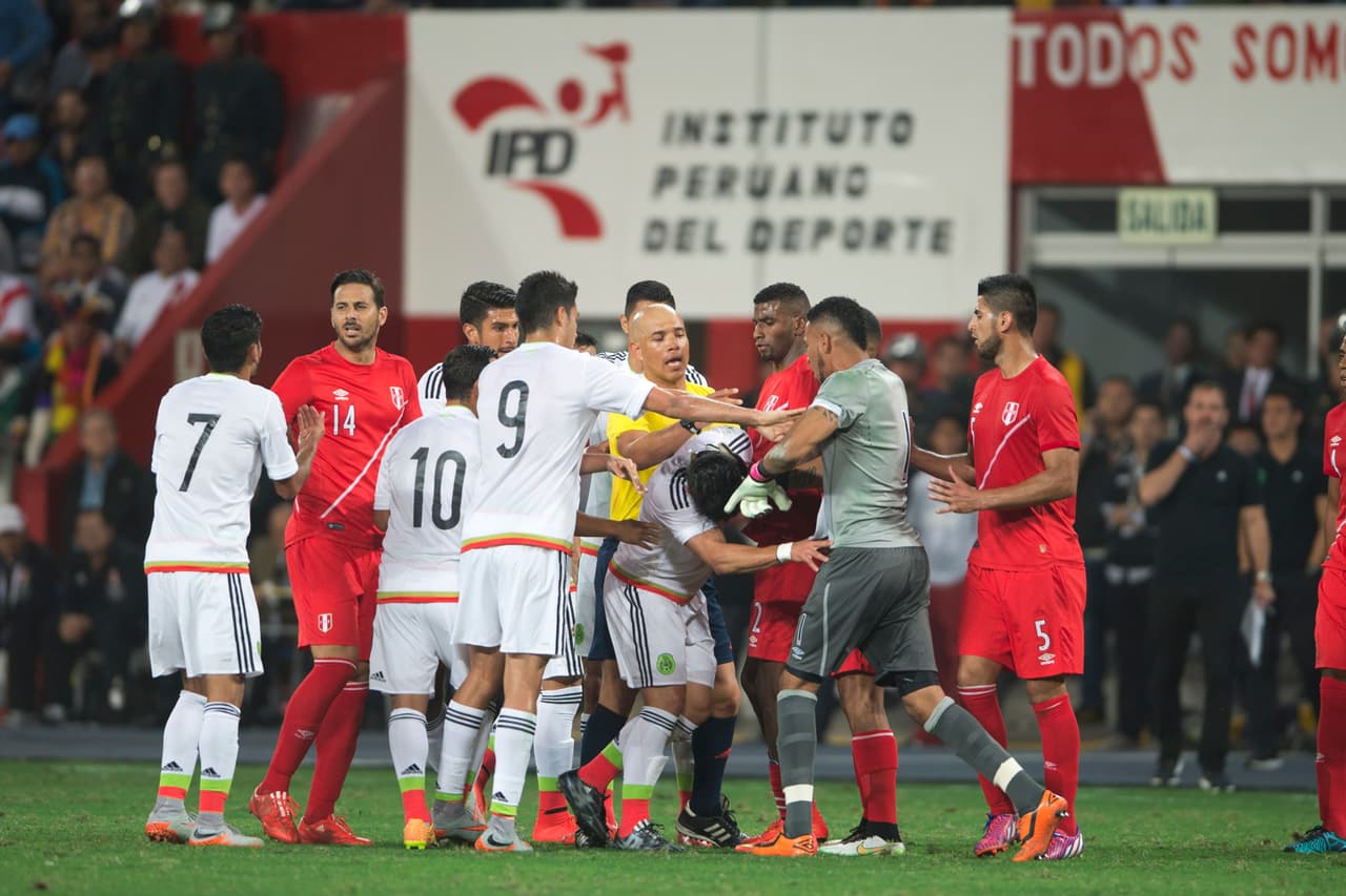 Y entonces los manotazos se extendieron entre otros jugadores de México y Perú.