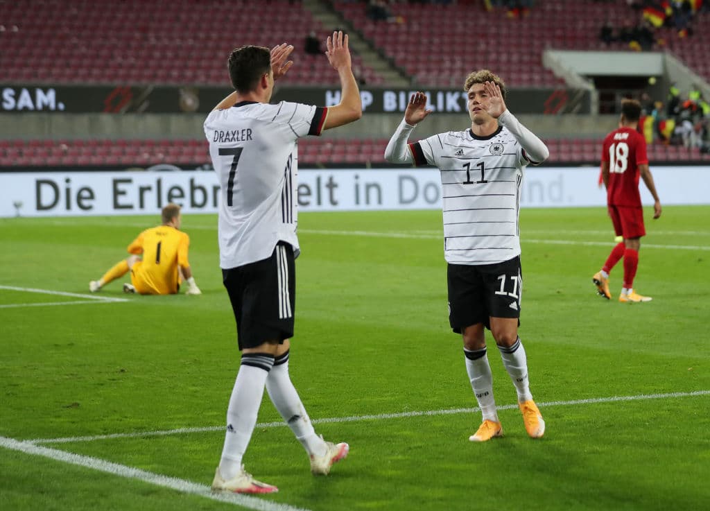 Por Alemania marcaron Draxler (45+1’), Neuhaus (58’) y Wadlschmidt (81’). Por Turquía anotaron Tufan (49’), Karaca (67’) y Karaman (90+4’). En la tercera fecha de la Nations League Alemania se medirá ante Ucrania y Turquía a Rusia.