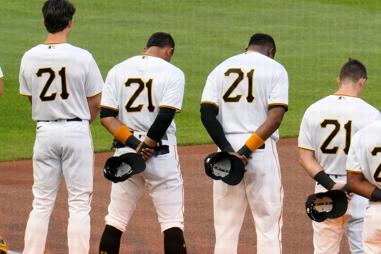 Los Pittsburgh Pirates portaron en los dorsales el ‘21’ que portara la leyenda boricua. En el duelo ante los Chicago White Sox, los peloteros honraron la memoria de aquél que ganó dos Series Mundiales.