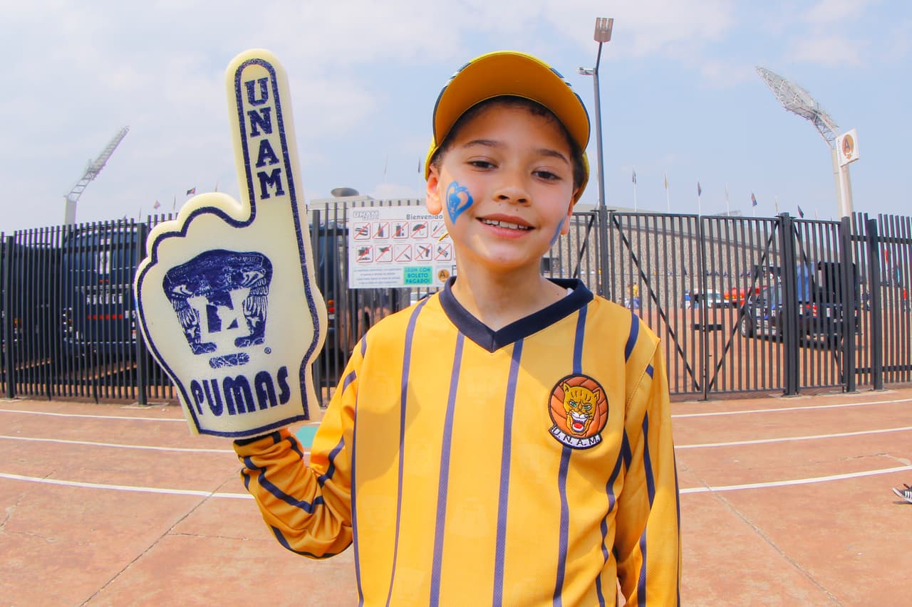 La pasión fluye entre los fanáticos de Pumas UNAM y Chivas de Guadalajara en el duelo de la Jornada 12 en el estadio Olímpico Universitario por el Clausura 2019 de la Liga MX.