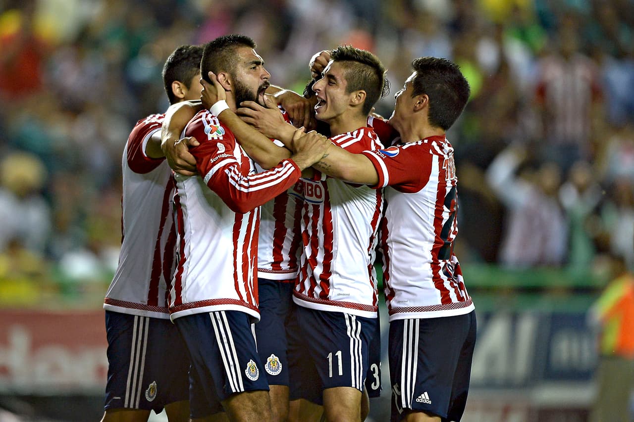 Los jugadores de Chivas festejan con Alanís