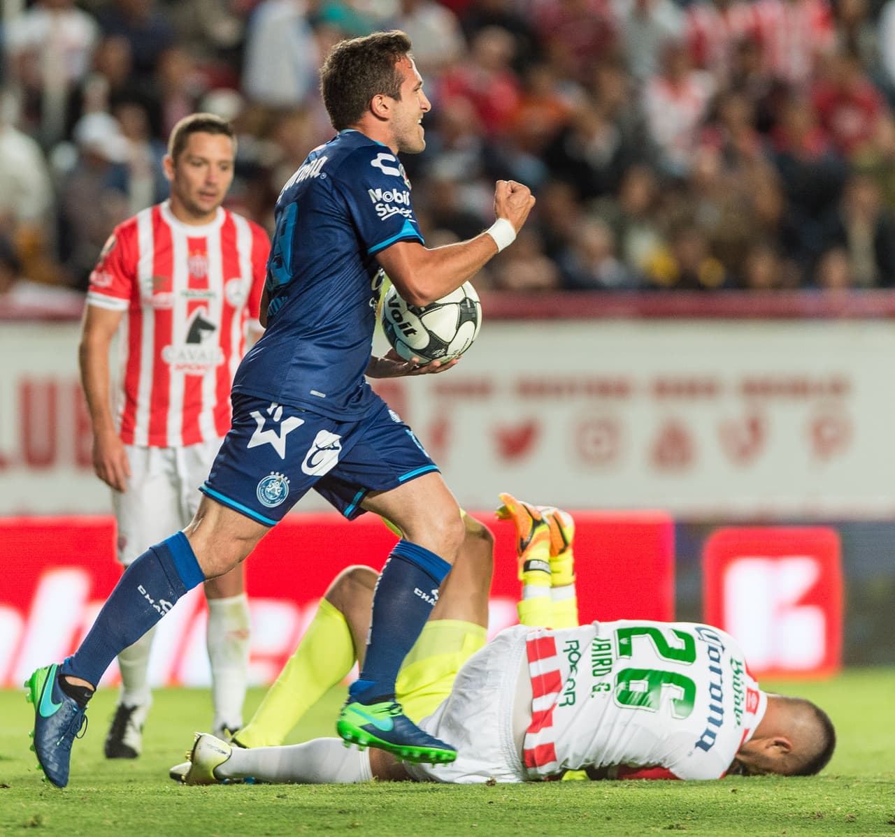 Gracias a su capacidad, Libano lo puso en el radar y con él se ha contactado hablando en inglés, que maneja a placer.