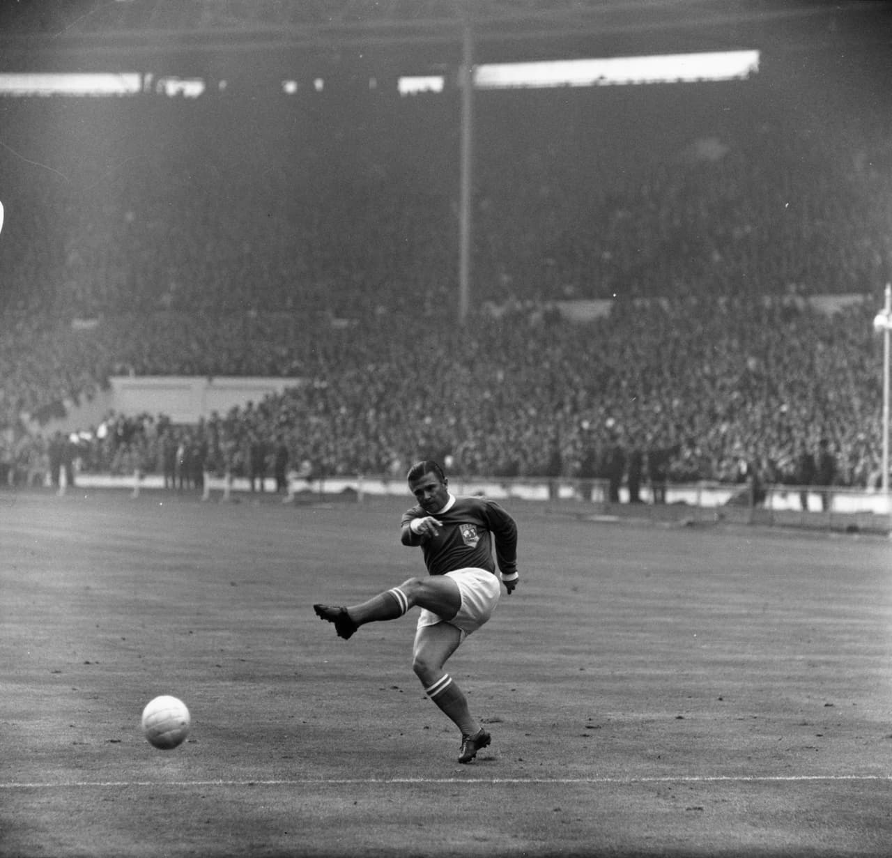 Esta premiación da inicio en el año 2009 en honor a Ferenc Puskás por su extraordinario desempeño dentro de la cancha. Fue reconocido por la FIFA y la IFFHS como el máximo goleador del siglo XX, mejor futbolista húngaro de la historia y sexto mejor del mundo.