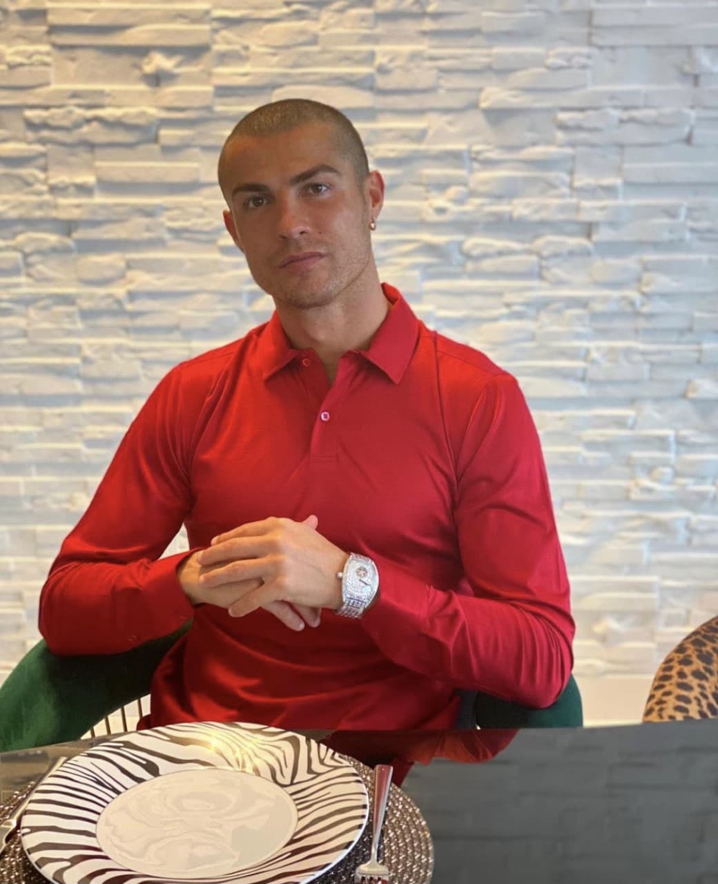 El portugués, Cristiano Ronaldo, acostumbra lucir lujosos relojes además de todos los diamantes que porta en pulseras, anillos y aretes.