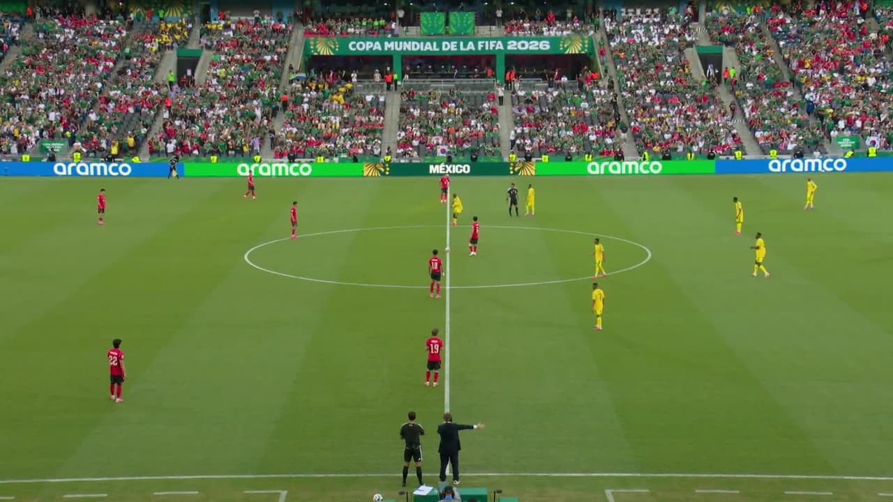 Arranca el partido y la pelota está en juego.