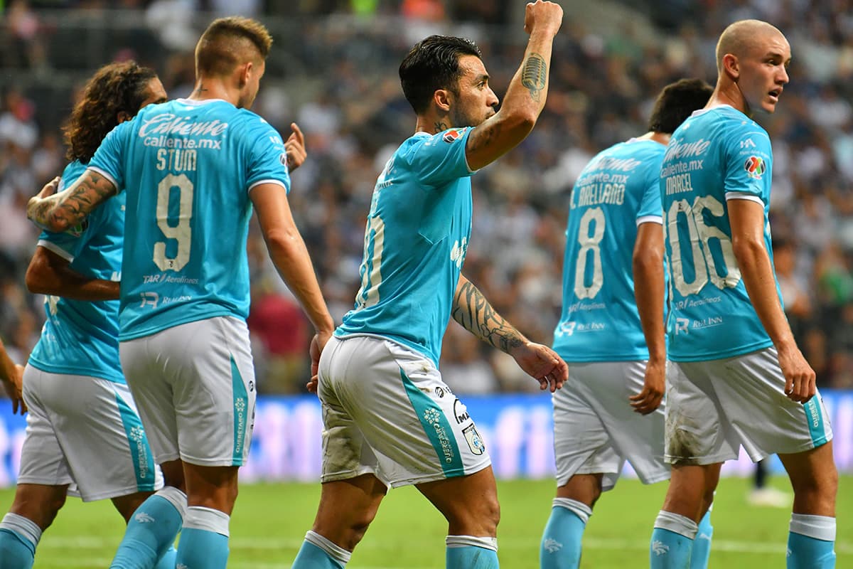 La ventaja en el partido fue primero para Querétaro, con el tiro penal anotado por el delantero chileno Edson Puch (centro) al minuto 23.