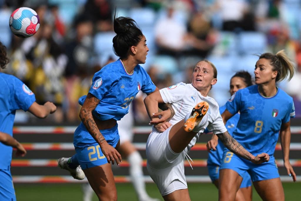 Italia, que estuvo durante casi 60 minutos eliminada de la Eurocopa, se agarró a la esperanza de pasar a cuartos de final con un empate a uno ante Islandia.