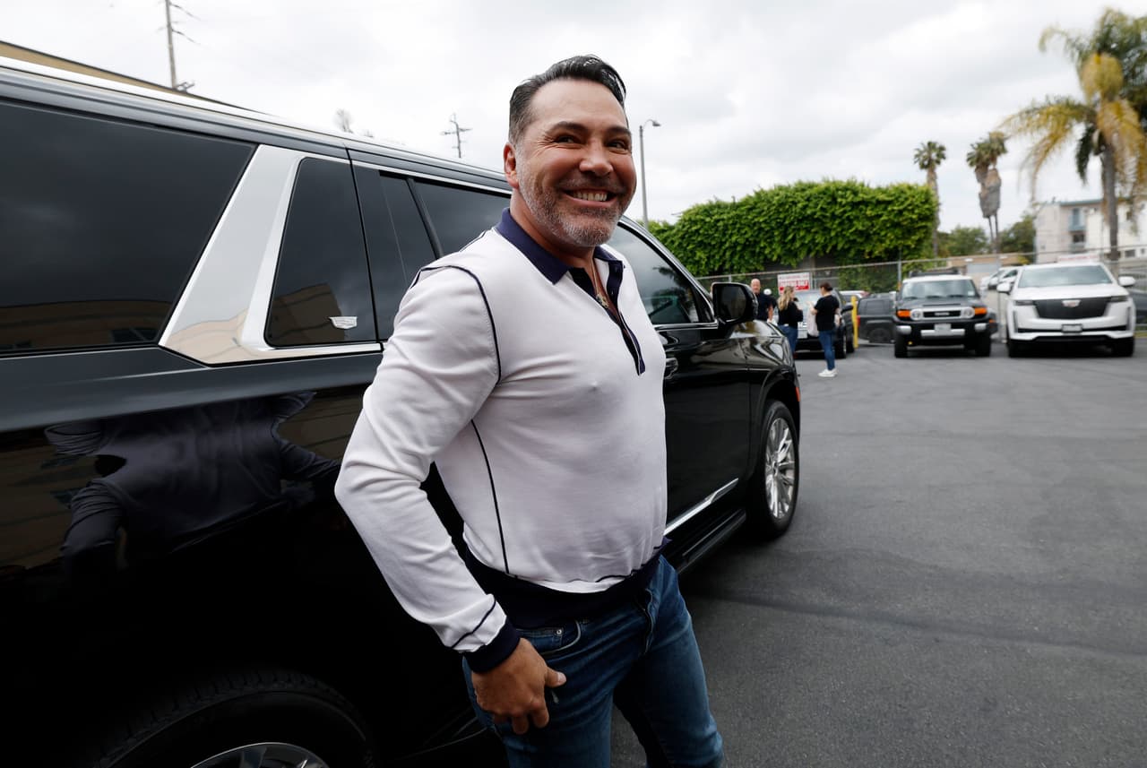 De la Hoya demanda a Canelo por difamación 