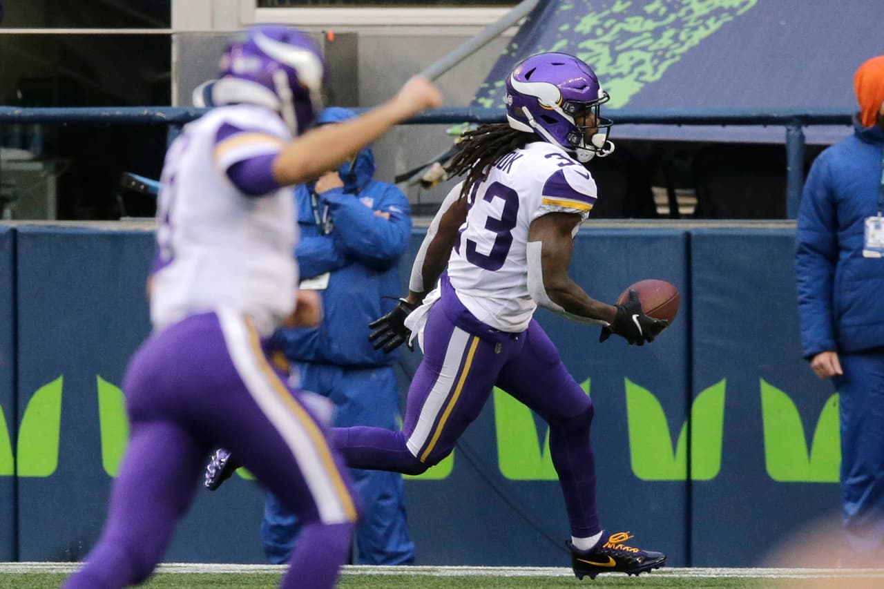 Los Seattle Seahawks consiguen ganar el encuentro en los últimos segundos del partido con un apretado marcador de 26-27 a favor.