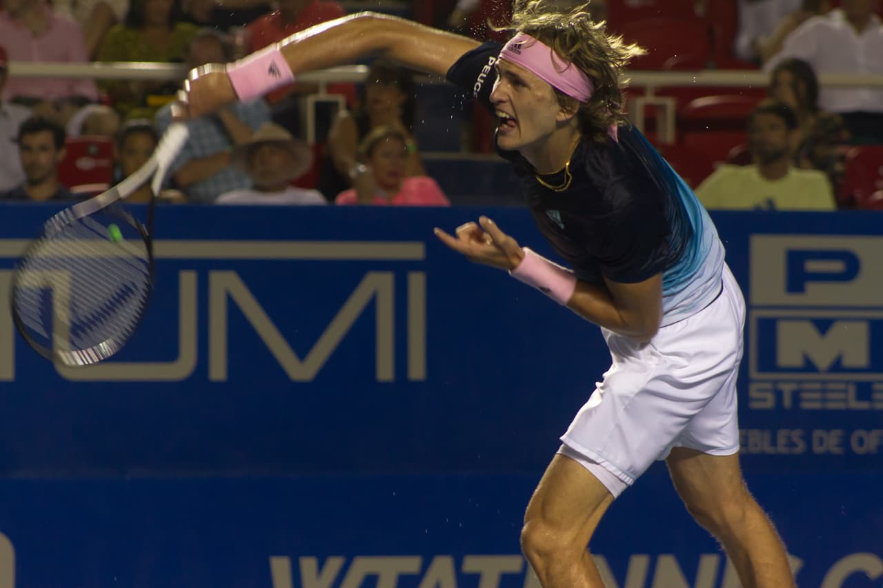 Y echando mano de 13 saques as, el germano Zverev avanzó a Semifinales al superar al australiano por 6-4 y 6-4 en 75 minutos de juego.