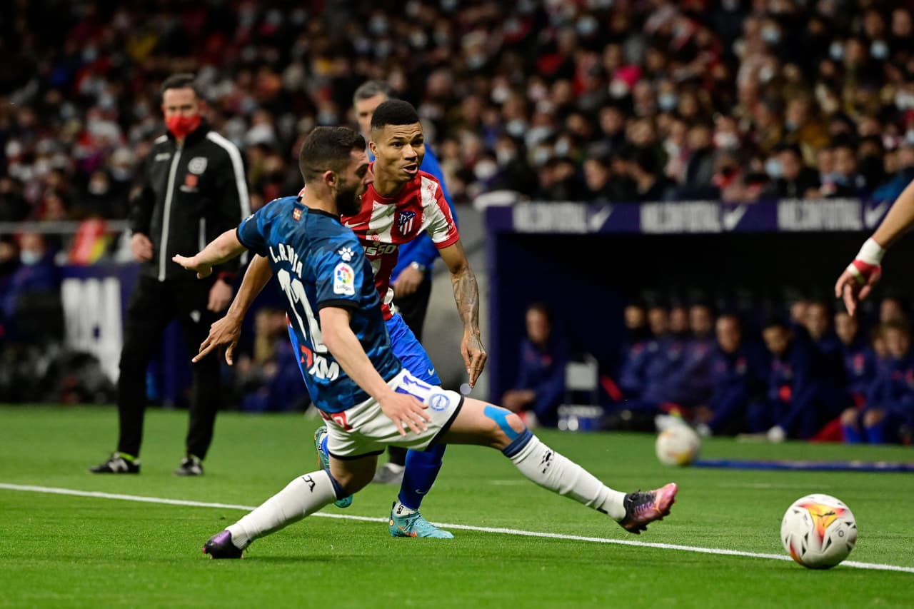 El Atlético de Madrid goleó al Alavés con sendos dobletes de Joao Félix y Luis Suárez.