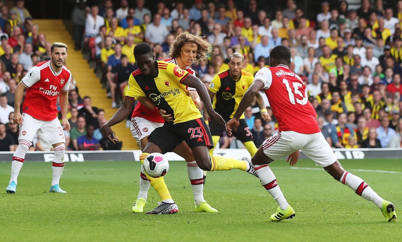 Ismaila Sarr evade la marca de David Luiz y Ainsley Maitland-Niles para generar una jugada de peligro que no concluye en gol.