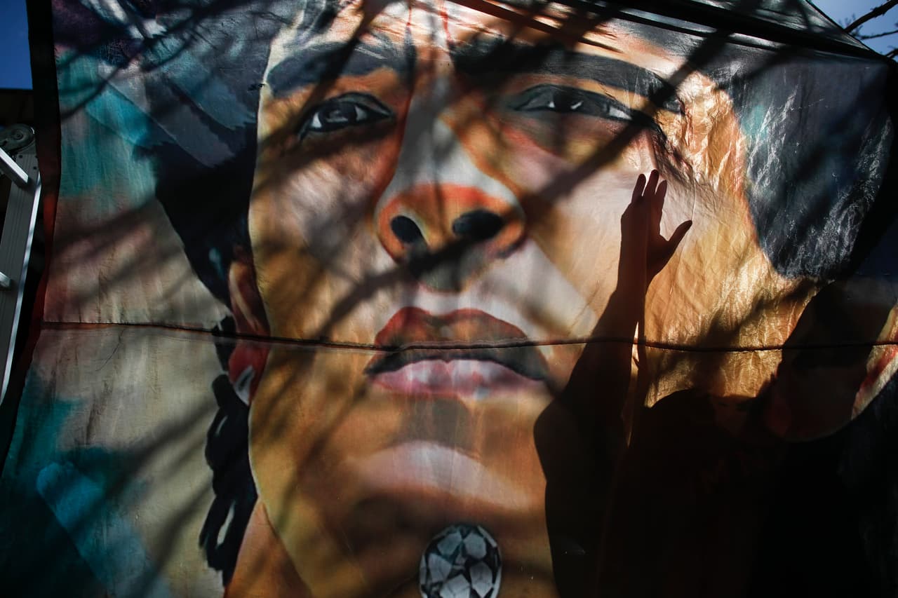 Maradona se recupera tras una exitosa operación de un hematoma en la cabeza. Fuera de la Clínica Olivos, ubicada en Buenos Aires, fanáticos se dieron cita para apoyar a ‘D10s’ en todo momento; el amor que le tienen al astro argentino es ‘infinito’.