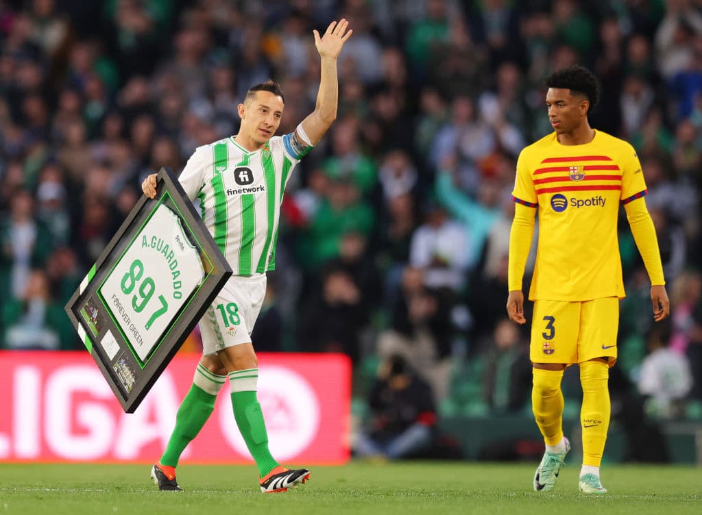 Andrés Guardado es despedido como un héroe del Betis