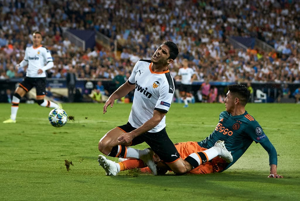 Edson Álvarez cometió un penal al minuto 25, mismo que fue fallado por el capitán Dani Parejo.