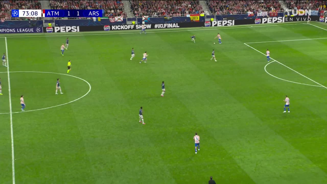 ¡TIRO ATAJADO! disparo por Ademola Lookman.