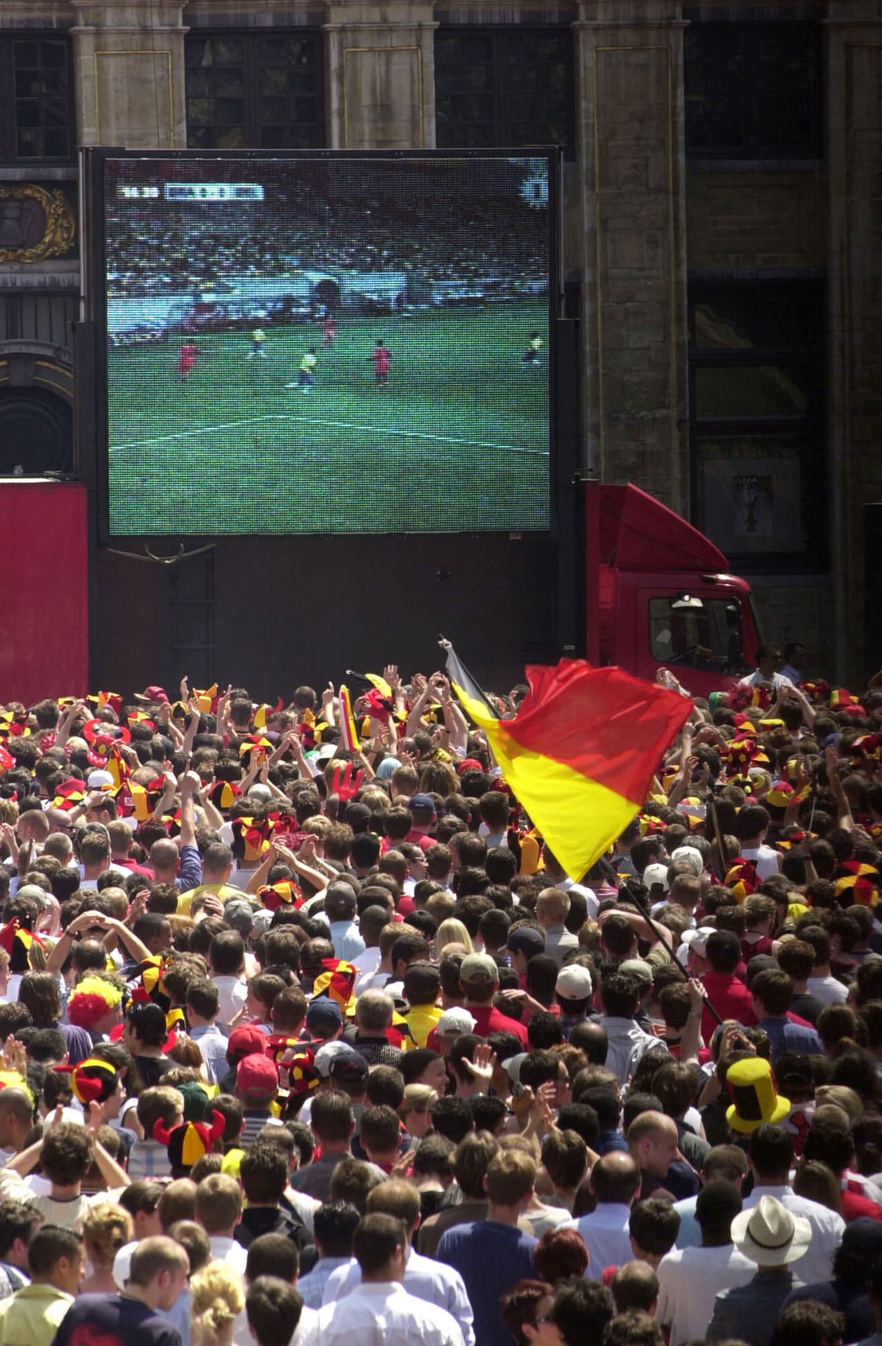 Pero cuando juega Bélgica, los aficionados belgas olvidan por un momento sus problemas políticos y se unen para ver fútbol.