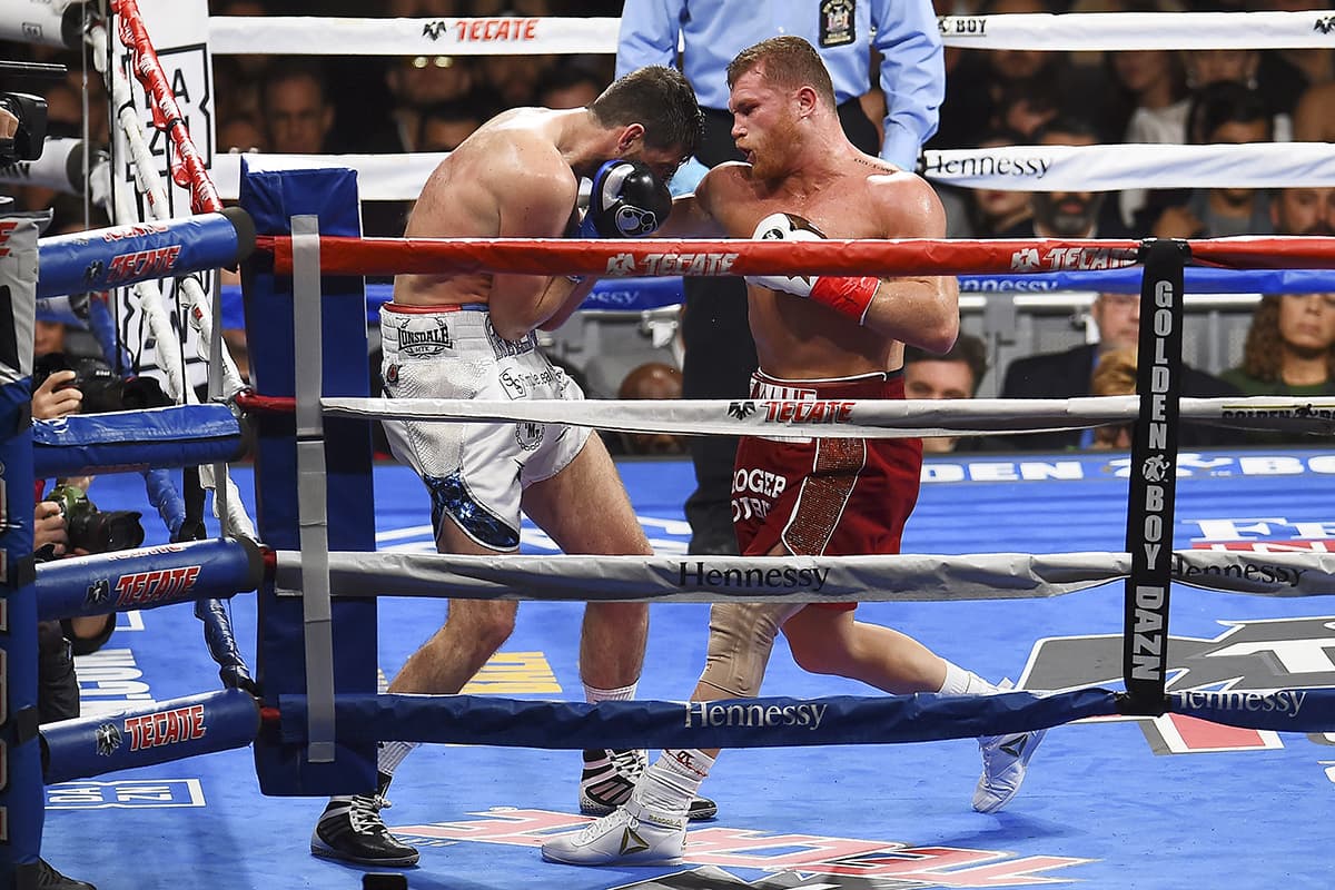 Canelo no se guardó nada en este combate, sacando lo mejor de sus combinaciones de golpes para vencer por la vía rápida.